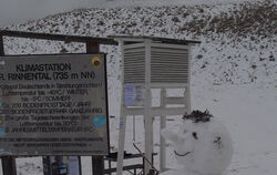 Der Schneemann im großen Rinnental freut sich über die bevorstehenden kalten Nächte und Tage.  FOTO: HUMMEL