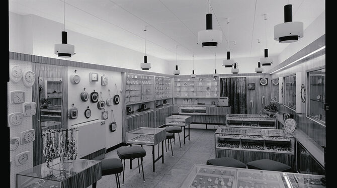 Wer weiß, wo dieses 1962 fotografierte Uhrengeschäft zu finden war? Abgelichtet wurde der Laden damals nach Umbau und Wiedereröf