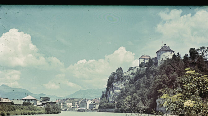 Gibt Rätsel auf: Diese um 1950 abgelichtete Burganlage mit Fluss.