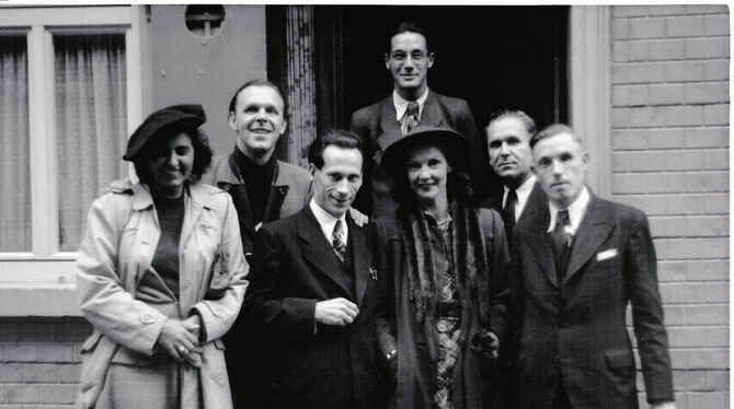 Wer ist neben dem Komponisten Franz Grothe (Zweiter von links) und seiner Frau, der Schauspielerin Kirsten Heiberg (Vierte von l