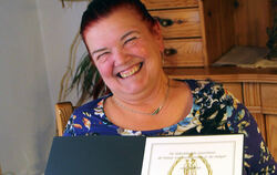 Ruth Banzhaf mit der Urkunde zur goldenen Ehrennadel des Südwestdeutschen Gauverbands der Heimat- und Trachtenvereine. FOTOS: LE