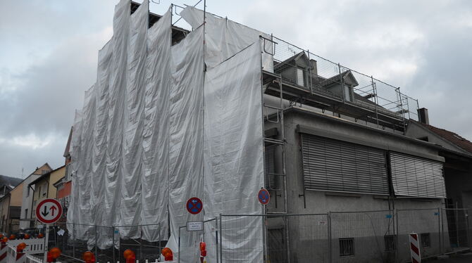 Die Abbrucharbeiten in der Kraußstraße 6 gehen voran.  FOTO: SAUTTER