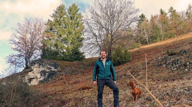 Steffen Schemmann (mit Hund Kaspar) ist der neue Leiter des Forstreviers Lautertal.  FOTO: BLOCHING