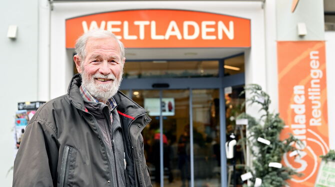 Jürgen Quack vor dem Weltladen in der Rathausstraße. Rund 40 Mitarbeiterinnen und Mitarbeiter sind hier ehrenamtlich tätig. FOTO