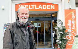Jürgen Quack vor dem Weltladen in der Rathausstraße. Rund 40 Mitarbeiterinnen und Mitarbeiter sind hier ehrenamtlich tätig. FOTO