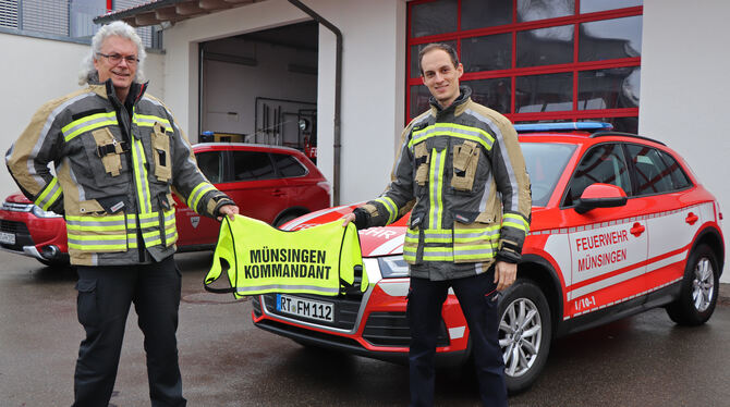 Der bisherige Münsinger Stadtbrandmeister Berthold Hofmann (links) übergibt sein Amt an den neuen hauptamtlichen Kommandanten Ch