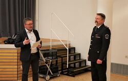Mössingens Oberbürgermeister Michael Bulander verabschiedet den Feuerwehrkommandanten von Belsen Thomas Schlegel.  FOTO: STRAUB