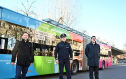 Philipp Hirrle, Udo Vogel und Bernd Kugel (von links) vor dem RSV-Gelenkbus, der für mindestens ein Jahr für Zivilcourage wirbt.