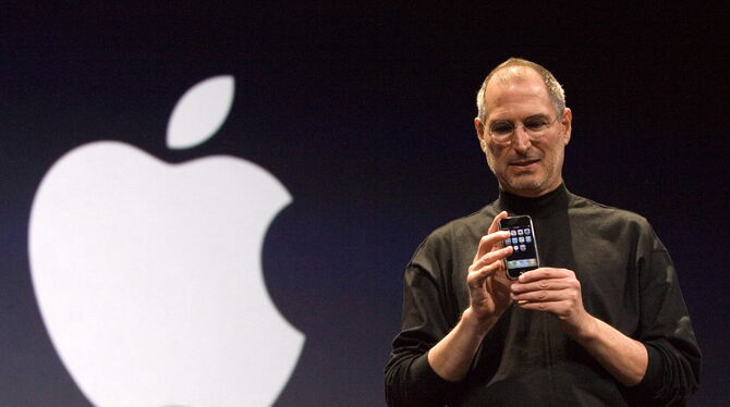 Steve Jobs, Mitbegründer von Apple, stellt in San Francisco das erste iPhone vor.  FOTO: MABANGLO/DPA