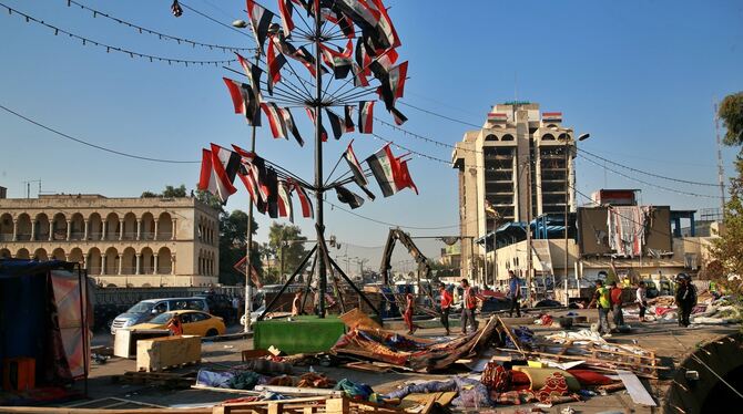 Unruhige Zeiten: Sicherheitskräfte räumen Zelte von Demonstranten auf dem Tahrir-Platz in Bagdad ab.  FOTO: MOHAMMED/DPA