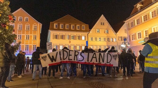 Vermummte  (hier am   Marktplatz)  führten am vergangenen Samstag  den Zug der  Demonstranten  in Reutlingen an.  Der Organisato