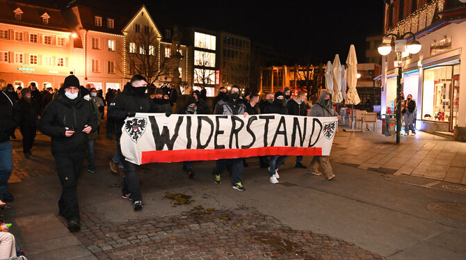 »Widerstand« fordert ein Teil der Demonstranten gegen Corona-Maßnahmen in Reutlingen.