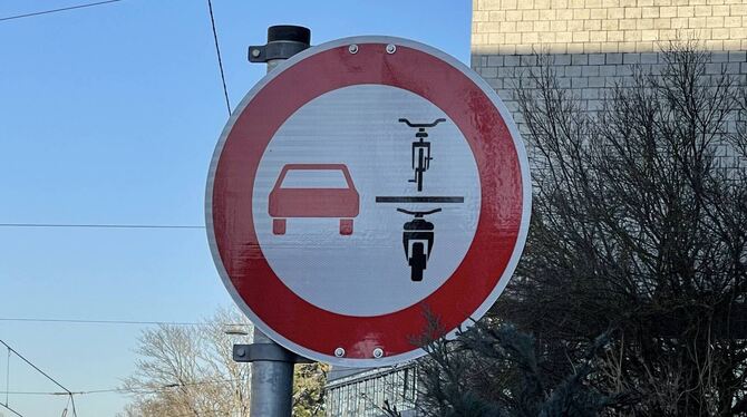 Stuttgart hat ein neues Verkehrszeichen: Überholverbot von Fahrrädern und Krafträdern.