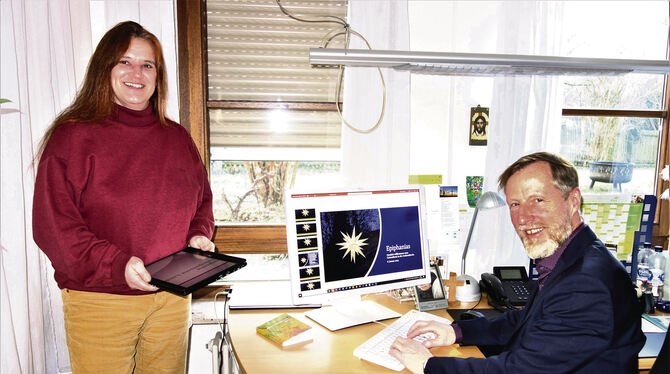 Gemeindesekretärin Gabi Rall und Pfarrer Johannes Eißler treiben die Digitalisierung der Kirchengemeinde voran. FOTO: BÖHM