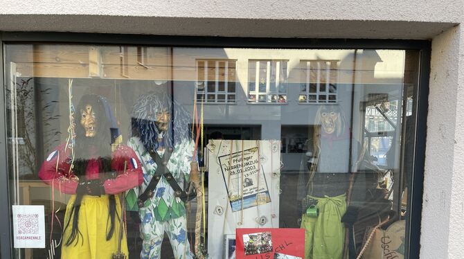Die Pfullinger Fasnetsvereine waren kreativ bei der Schaufenster-Gestaltung. FOTO: WEBER