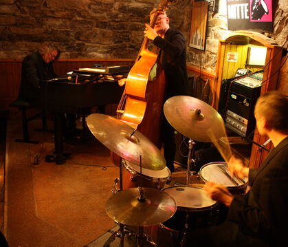 Martin-Sasse-Trio im Reutlinger Jazzclub in der Mitte.
