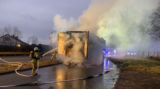 Ein Feuerwehrmann löscht den Laster.