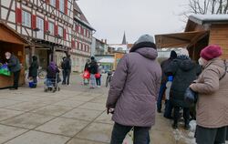 Mitten in der Stadt vor dem Münsinger Rathaus öffnen zweimal in der Woche die Weihnachtsmarkt-Hütten für den Tafelmarkt. FOTOS: 