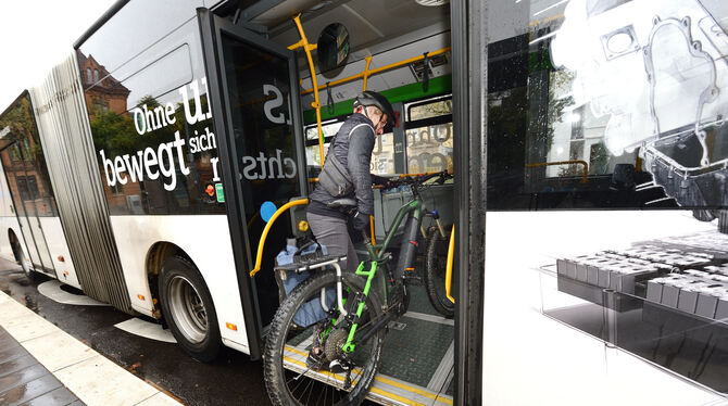 Geschafft: der Einlass in den Bus mit dem Fahrrad. An Sonn- und Feiertagen sowie nach 20 Uhr ist das in Reutlingen kostenlos. Da