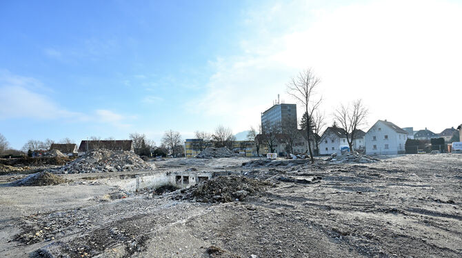 Freigeräumt ist schon, demnächst beginnt die Bodenuntersuchung auf dem Bauplatz fürs neue Landratsamt.  FOTO: PIETH