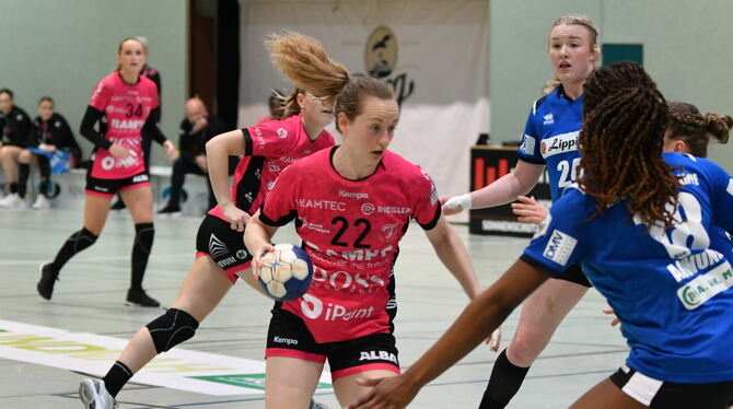 Maren Weigel (Mitte) und die Metzinger Handballerinnen fühlen sich wohl in der Außenseiterrolle. Foto: Meyer