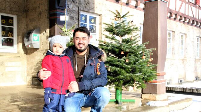Hameed Alkozai mit seinem dreijährigen Sohn vor dem Münsinger Rathaus. Der Sozialarbeiter hat eine Hilfsaktion in seiner frühere