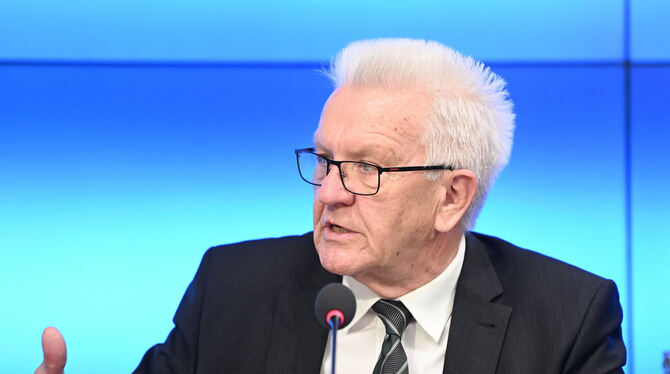 Ministerpräsident Winfried Kretschmann (Grüne ) will noch keine Lockerungen der Corona-Regeln zusagen.  FOTO: WEISSBROD/DPA