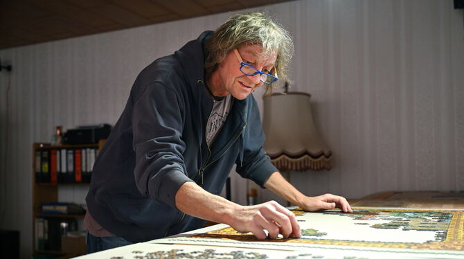 Bernhard Tauss und sein Puzzle. FOTO: PIETH