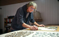 Bernhard Tauss und sein Puzzle. FOTO: PIETH
