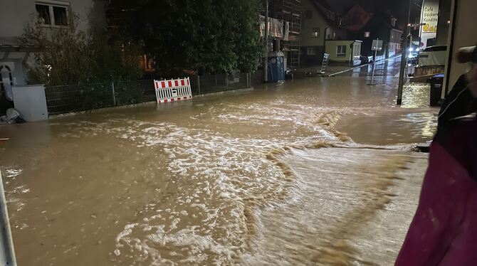 Wenn das Wasser nach Starkregenfällen wie hier in der Mittelstädter Heerstraße keinen passenden Abfluss findet, kommt es zu verh