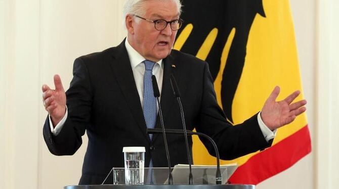 Bundespräsident Frank-Walter Steinmeier spricht mit Bürgern