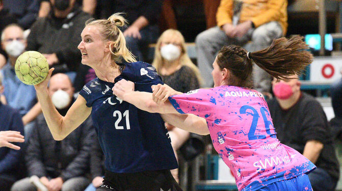 Bietigheim – links die fünffache Torschützin Kelly Dulfer im Duell mit Svenja Hübner – zeigt auch in Metzingen seine Überlegenhe