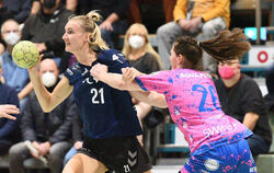 Bietigheim – links die fünffache Torschützin Kelly Dulfer im Duell mit Svenja Hübner – zeigt auch in Metzingen seine Überlegenhe