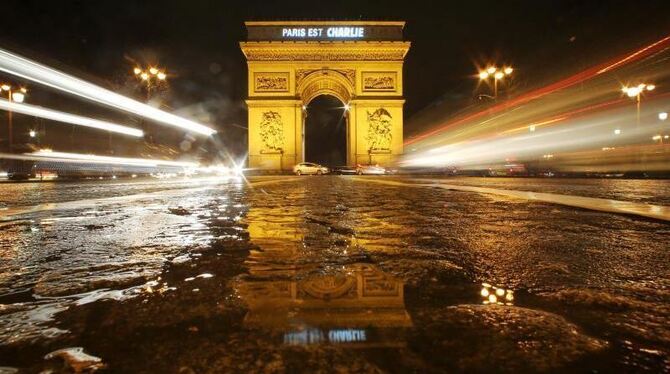 Mit Hilfe von starken Beamern wird der Schriftzug »Paris est Charlie« auf den Triumphbogen in Paris projeziert. Foto: Fredrik