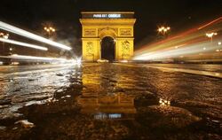 Mit Hilfe von starken Beamern wird der Schriftzug "Paris est Charlie" auf den Triumphbogen in Paris projeziert. Foto: Fredrik
