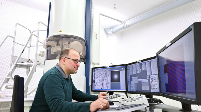 Der Physiker Tarek Lutz vom Naturwissenschaftlichen und Medizinischen Institut in Reutlingen betrachtet am Computerbildschirm Ke