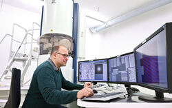 Der Physiker Tarek Lutz vom Naturwissenschaftlichen und Medizinischen Institut in Reutlingen betrachtet am Computerbildschirm Ke