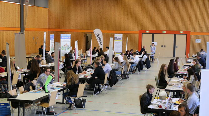 Speed-Dating: Zehn Minuten, in denen junge Menschen und Unternehmer von sich erzählen und einen Eindruck gewinnen, ob sie zueina Speed-Dating: Zehn Minuten, in denen junge Menschen und Unternehmer von sich erzählen und einen Eindruck gewinnen, ob sie zueina