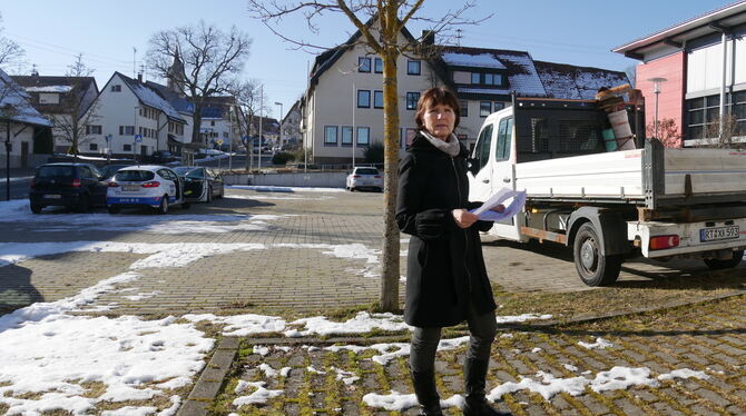 Die Sirchinger  Ortsvorsteherin Dorothea Koch steht an der Stelle, an der vor dem Dorfgemeinschaftshaus ein Tante-M-Laden entste