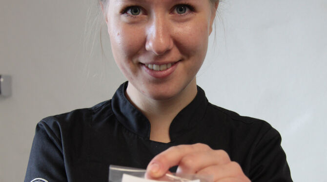 Eindrücke aus der Produktion in der Chocolaterie von Annika Gottwald: Neben klassischen Schokoladentafeln (unten links) werden h