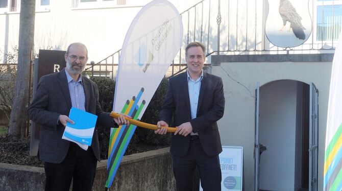 Bürgermeister Jürgen Soltau (links) und Projektleiter Boris Schulcz von der Deutschen Glasfaser vor dem Verkaufsbüro, das bis En Bürgermeister Jürgen Soltau (links) und Projektleiter Boris Schulcz von der Deutschen Glasfaser vor dem Verkaufsbüro, das bis En