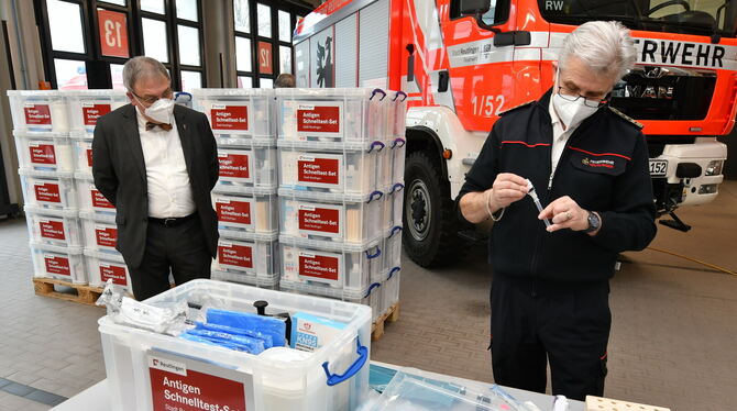OB Thomas Keck (links) und der damalige Feuerwehrkommandant Harald Herrmann stellten im Februar 2021 die Teststrategie für die R