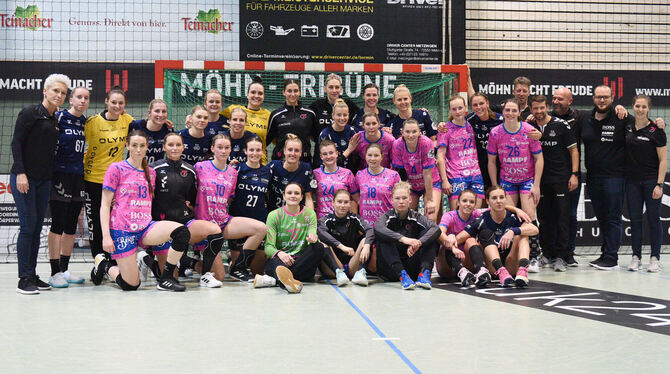 TuS Metzingen »Wir halten ZUSAMMEN!«: Diesen Kommentar veröffentlichte die TuS unter dem Bild mit Metzinger und Bietigheimer Handballerinnen n