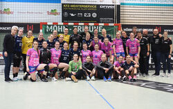 »Wir halten ZUSAMMEN!«: Diesen Kommentar veröffentlichte die TuS unter dem Bild mit Metzinger und Bietigheimer Handballerinnen n