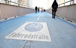 Belag und Farbe sehen ein wenig mitgenommen aus. Doch die Stadtverwaltung versichert: Alles in Ordnung. FOTO: PIETH