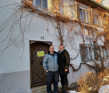 Markus Nau und Anja Mutschler vor dem um 1700 entstandenen Häuschen, das seit gut zehn Jahren unter Denkmalschutz steht. Die Bes