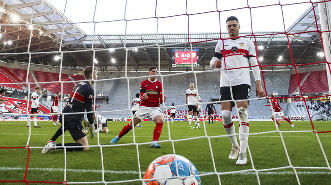 Freiburgs Ermedin Demirovic (Mitte) jubelt nach dem Eigentor des VfB (links Florian Müller, rechts Dinos Mavropanos).  FOTO: WEL