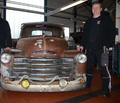 Richtig gebraucht soll er aussehen: Andreas (links) und Rainer Kienle mit einem 70 Jahre alten Chevrolet Pick-Up, der absichtlic