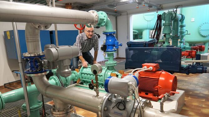 Rohre, Pumpen, technische Anlagen: Hier ist Wasserwärter Hans Wahl in seinem Element.  FOTOS: LENK