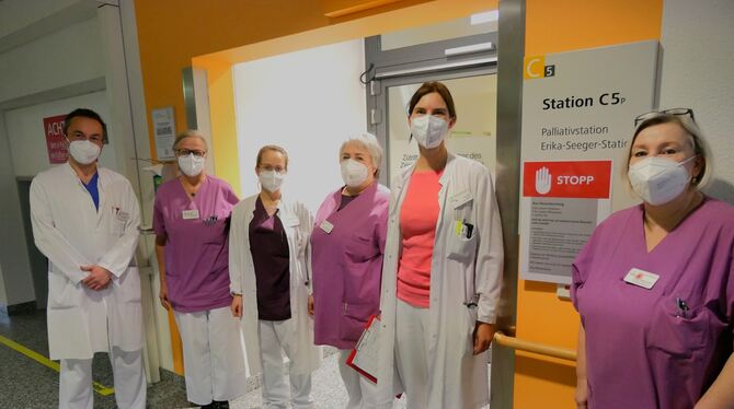 Sie kümmern sich aufopferungsvoll und nach ganzheitlichem Konzept um die Patienten der Palliativstation: Simone Völkel (von rech